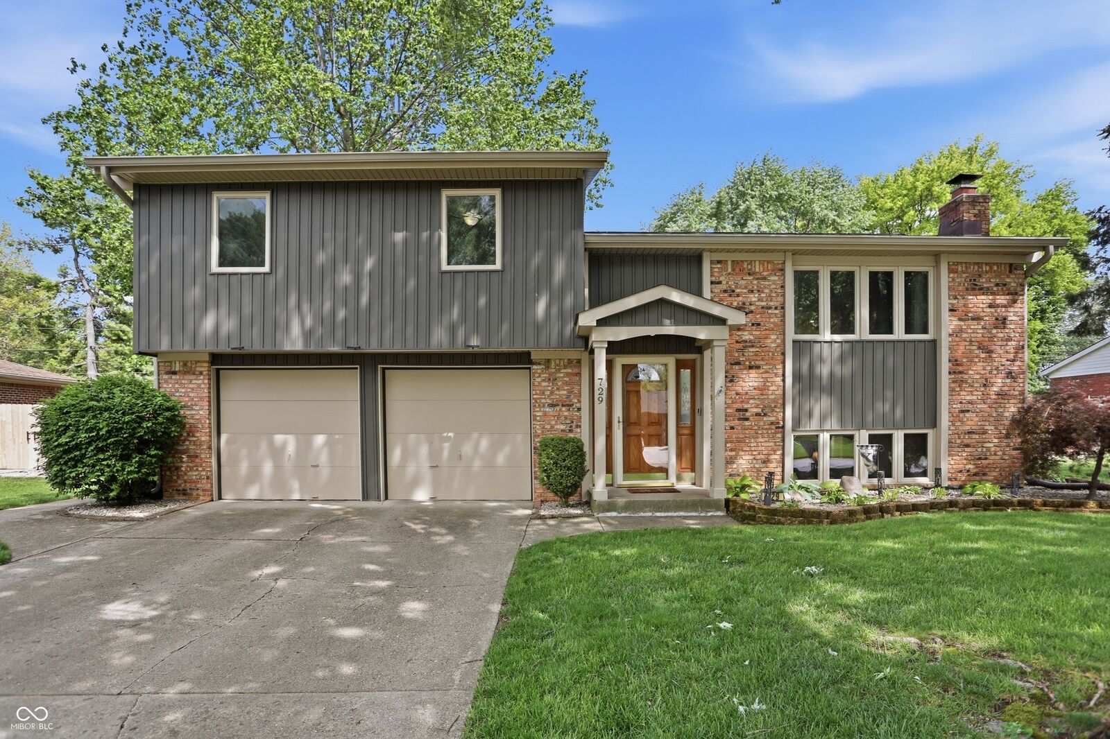 Property Photo:  729 Colonial Way  IN 46142 