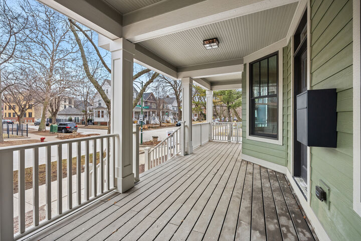 Property Photo: 3902 N Hamilton Avenue IL 60618