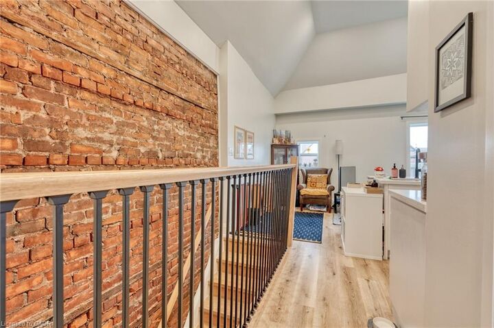Property Photo:  64 Oxford Street Upper  ON L8R 2X1 