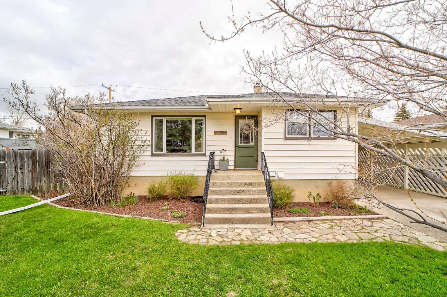 Property Photo:  935 Kettles Street  AB T0K 1W0 