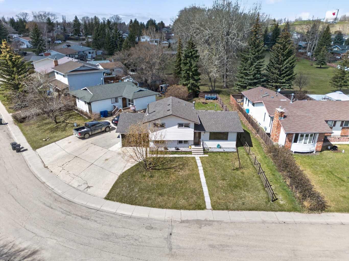 Property Photo:  11 Westhill Crescent  AB T0M 0W0 
