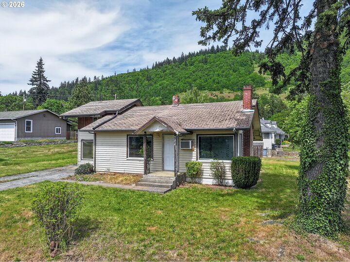 Property Photo:  782 NE Center St  WA 98672 