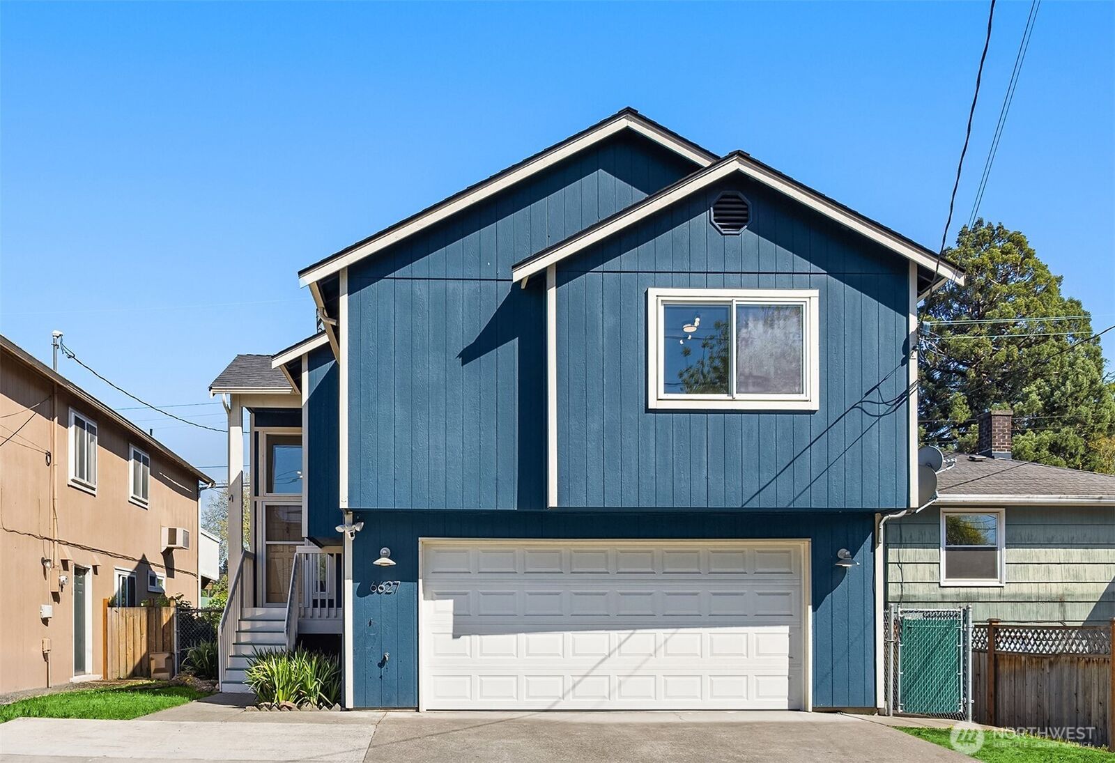 Property Photo:  6627  Ellis Avenue S  WA 98108 