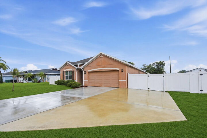 Property Photo: 428 SE Fairchild Avenue FL 34984