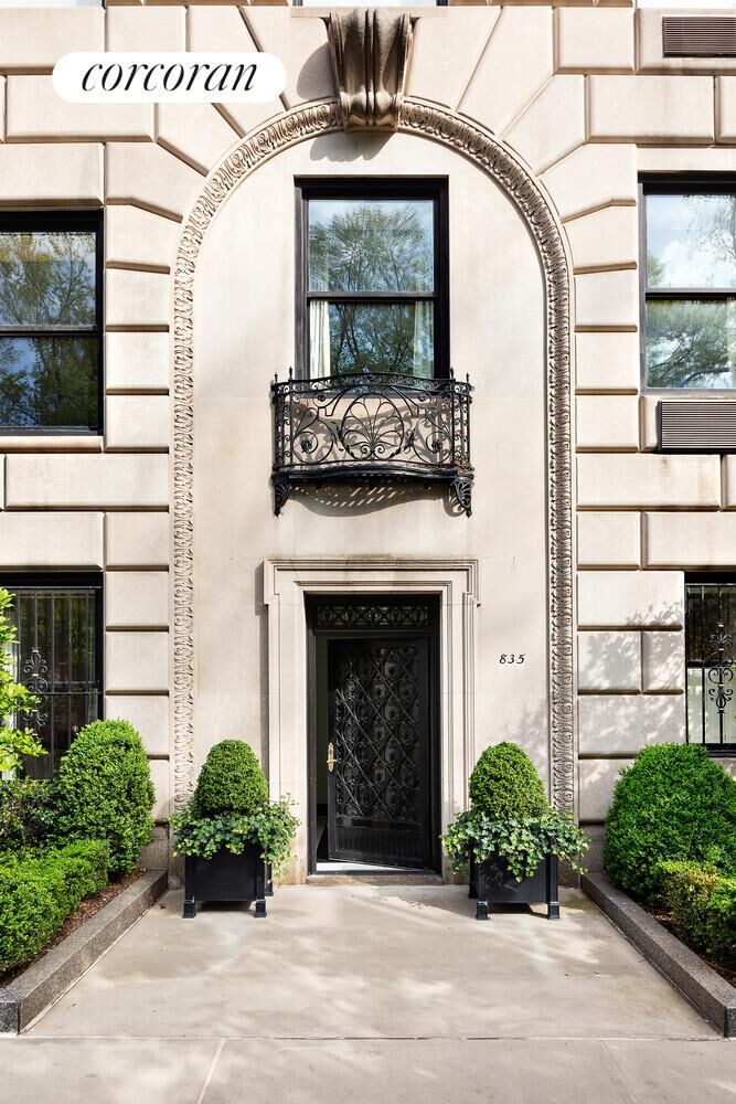 Property Photo:  834 5th Avenue Mais/C  NY 10065 