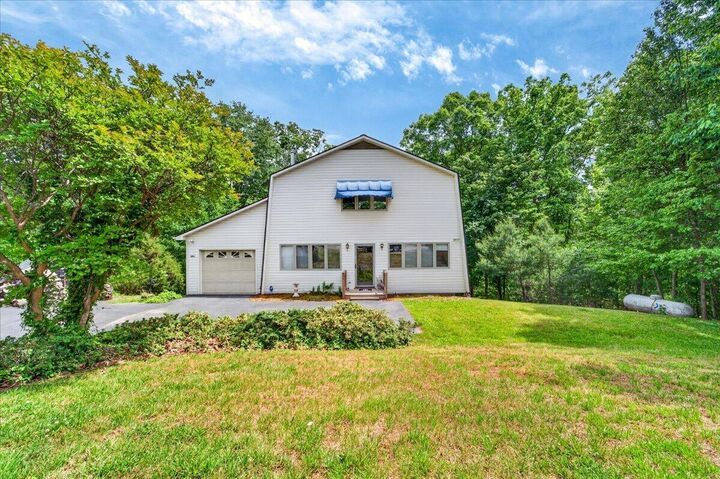 Property Photo:  303 Oak Ridge Dr  VA 24055 