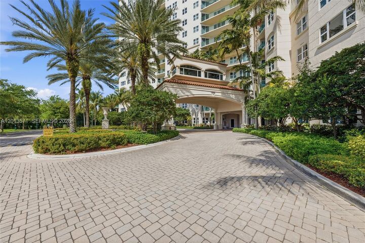 Property Photo:  19900 E Country Club Dr 116  FL 33180 