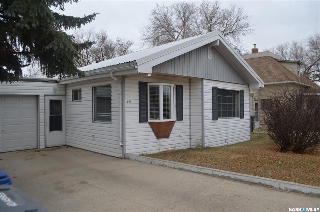 Property Photo: 207 3rd Avenue W SK S0L 1S0