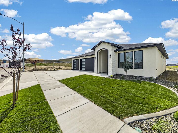 Property Photo:  2919 Meadowlark Ave  WA 99352 