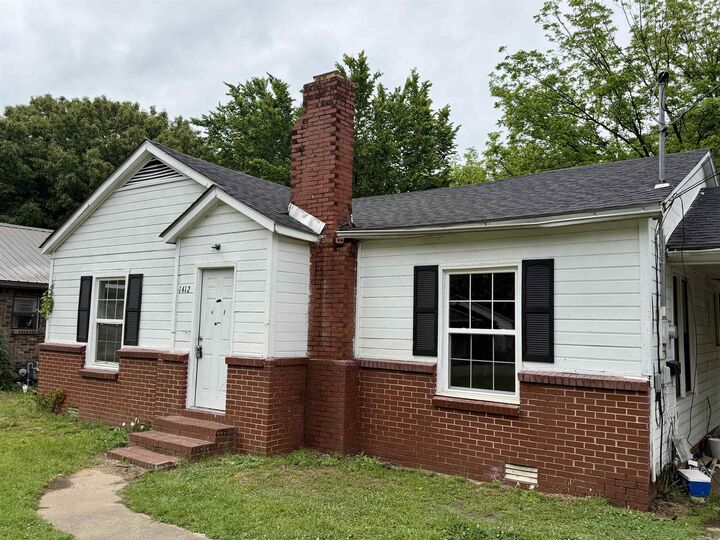 Property Photo:  1412 W Cherry St  AR 72830 