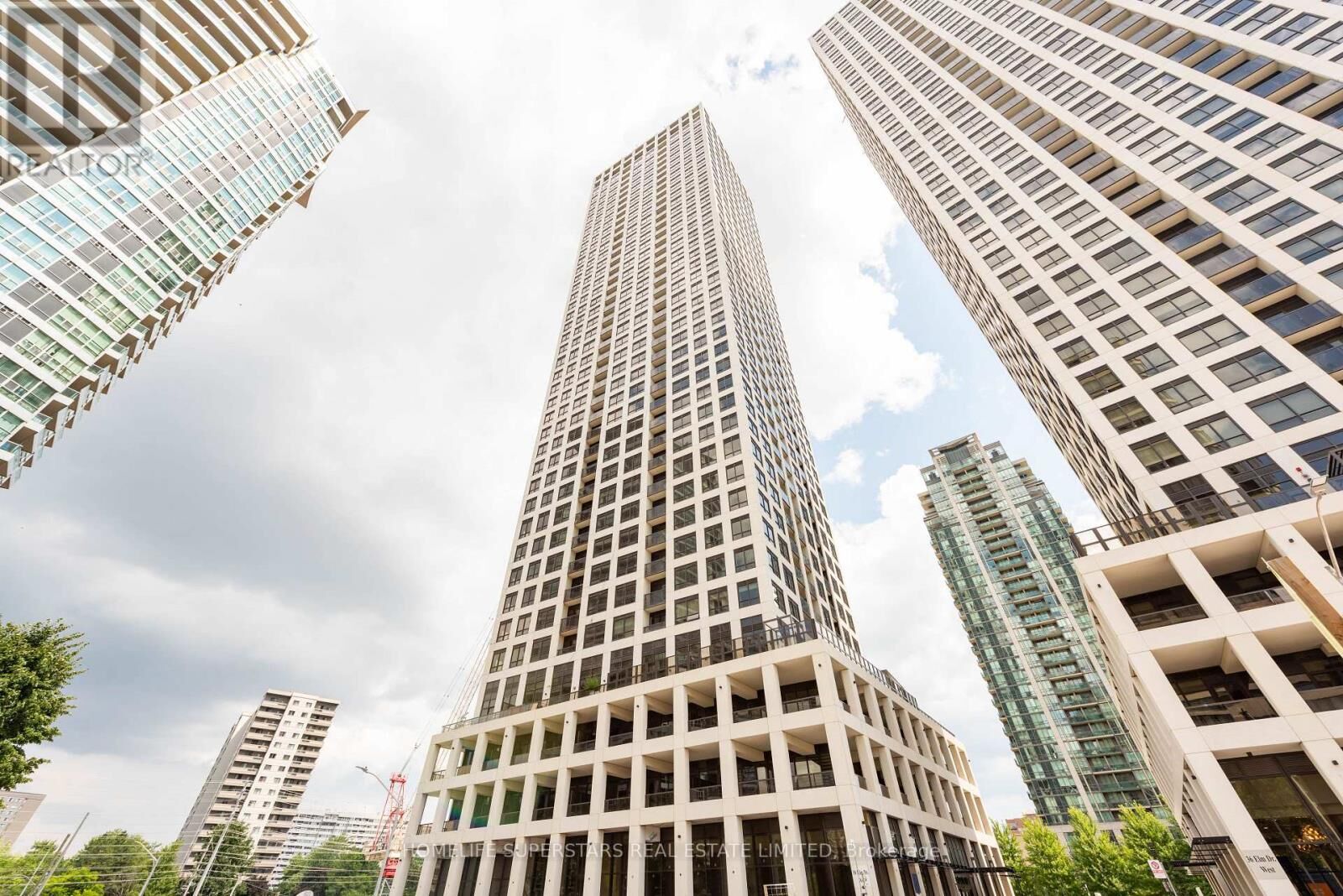 Property Photo:  30 Elm Drive West 2905  ON L5B 0N6 
