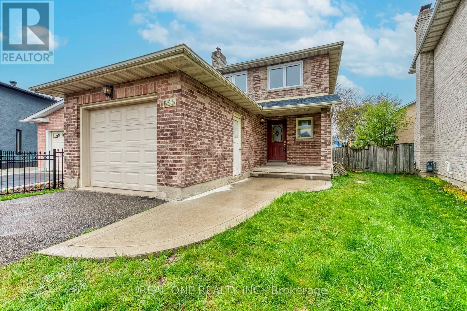 Property Photo:  655 Paragon Place East  ON L5B 2Z6 