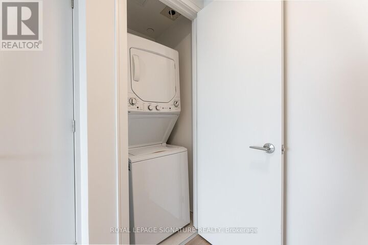 Property Photo:  86 Dundas Street 526  ON L5A 1W4 