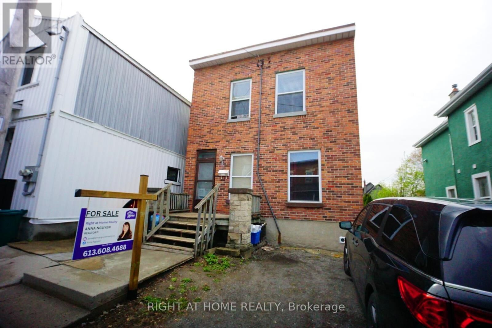 Property Photo:  122 Eccles Street South  ON K1R 6S8 