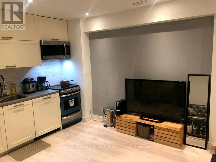 Property Photo:  233 Ellerslie Avenue Lower 1  ON M2N 1Y3 