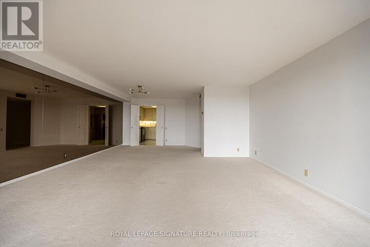 Property Photo:  3 Concorde Place 2004  ON M3C 3K7 
