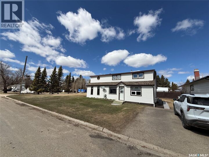 Property Photo:  117 3rd Avenue NW  SK S0K 4V0 