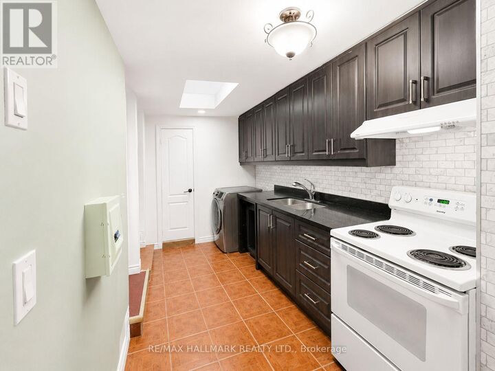 Property Photo:  866 Bathurst Street Main Rm 1  ON M5R 3G3 