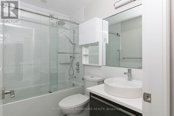 Property Photo:  11 Walmer Road 604  ON M5R 2W9 