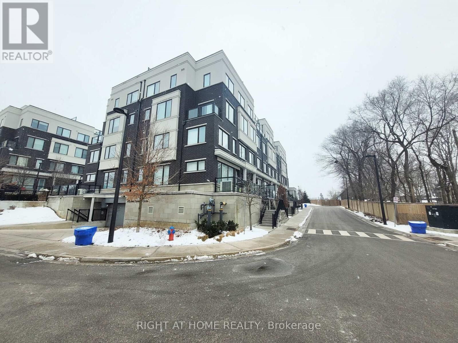 Property Photo: 300 Alex Gardner Circle 47 ON L4G 3G5