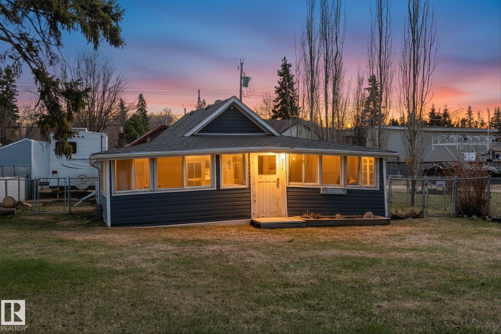Property Photo:  5211 50 Avenue  AB T0E 0A0 