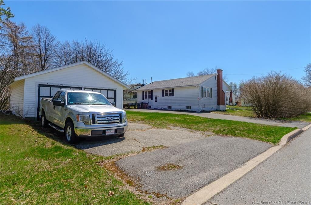Property Photo:  14 Silver Crescent  NB E2J 3G3 