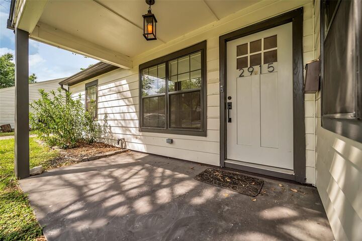 Property Photo:  2915 Robertson Street  TX 77009 