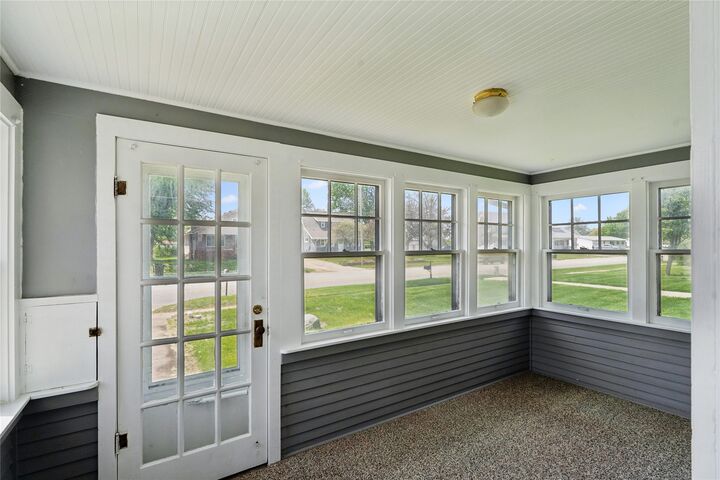 Property Photo:  2204 1st Avenue  IA 500220 