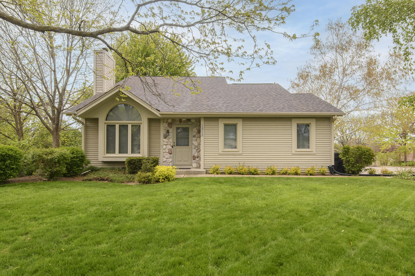 Property Photo:  1215 Timber Rdg  WI 53072 