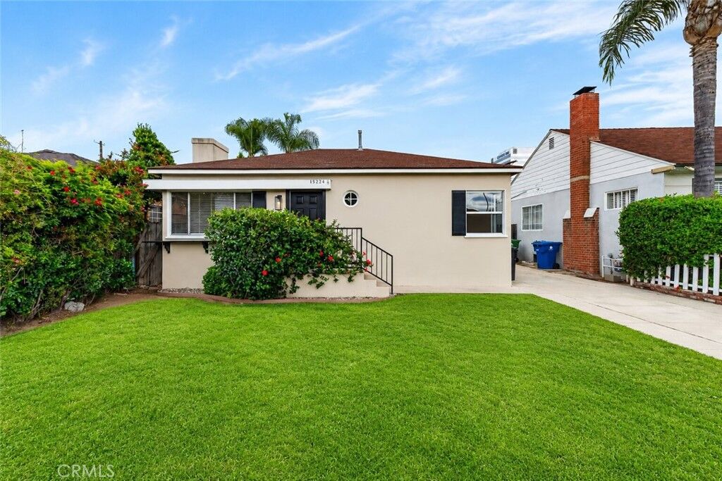Property Photo:  15224 La Maida  CA 91403 