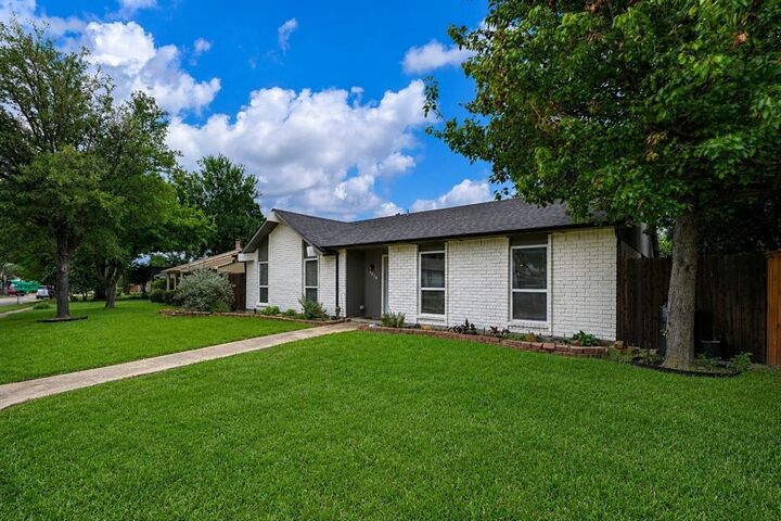 Property Photo:  7318 Emory Oak Lane  TX 75249 