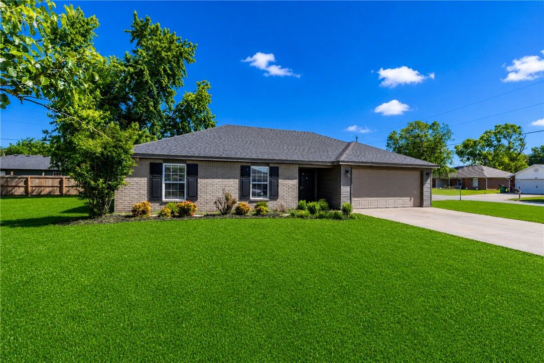 Property Photo:  700 Ponderosa Street  AR 72719 