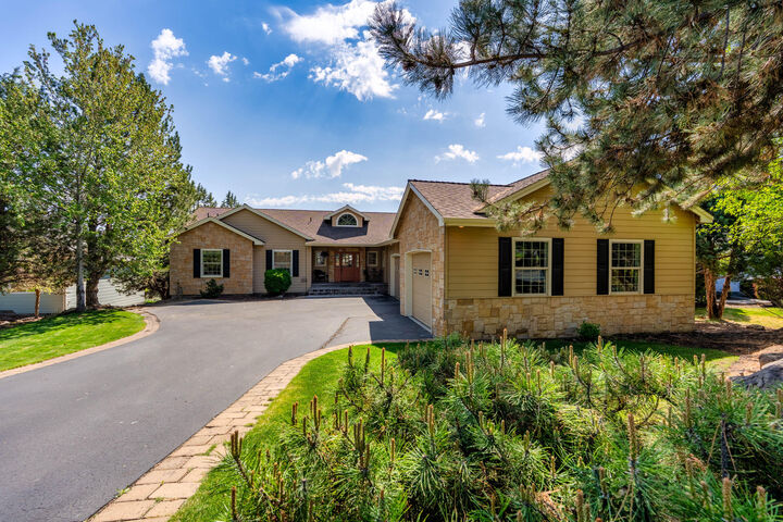 Property Photo: 1580 Murrelet Drive OR 97756