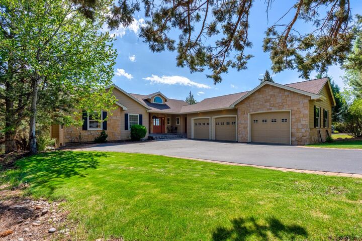 Property Photo:  1580 Murrelet Drive  OR 97756 