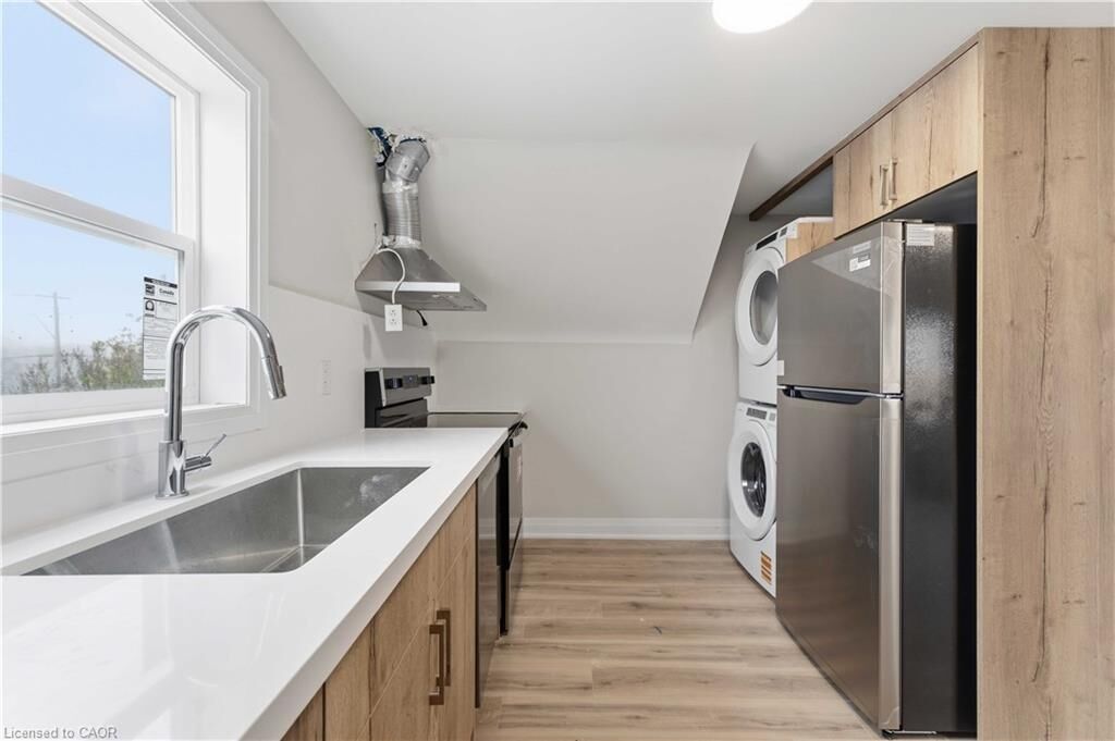 Property Photo:  124 McElroy Road E 2  ON L9A 1Y9 