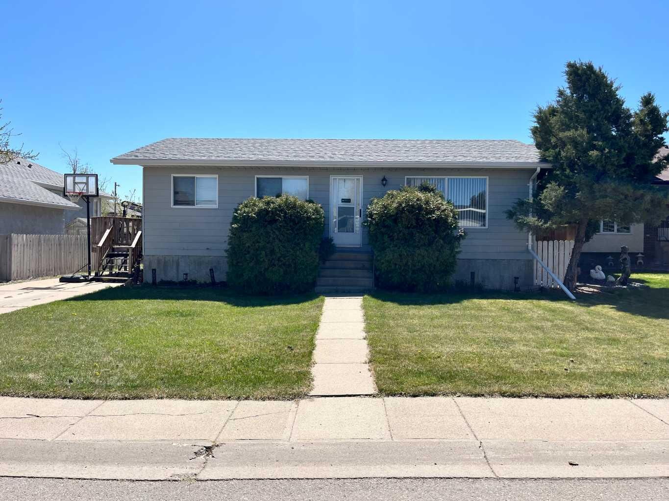 Property Photo:  2119 17A Avenue  AB T1M 1K3 