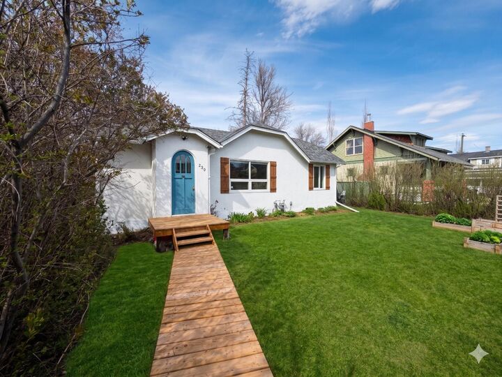 Property Photo:  230 4 Avenue SE  AB T1V 1H4 