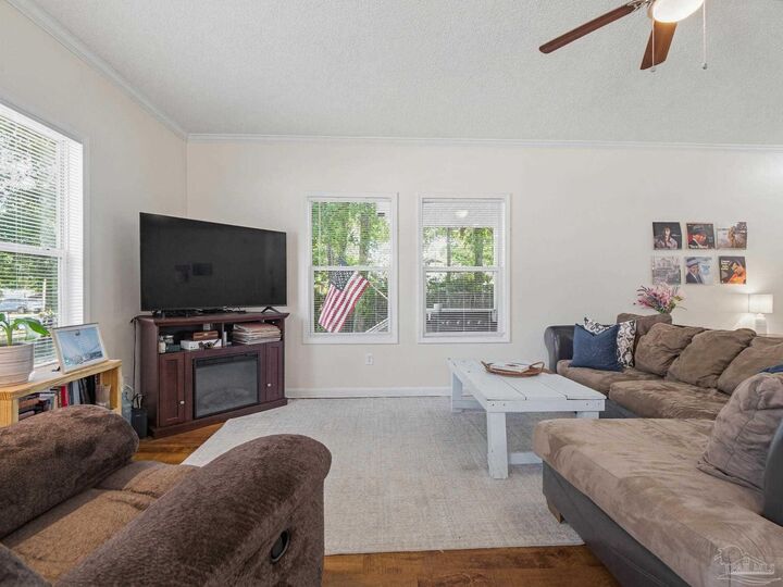 Property Photo:  2011 Augusta Ave  FL 32507 