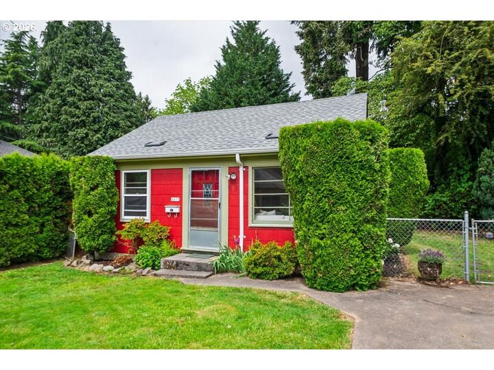 Property Photo:  4015 SE Tenino St  OR 97202 