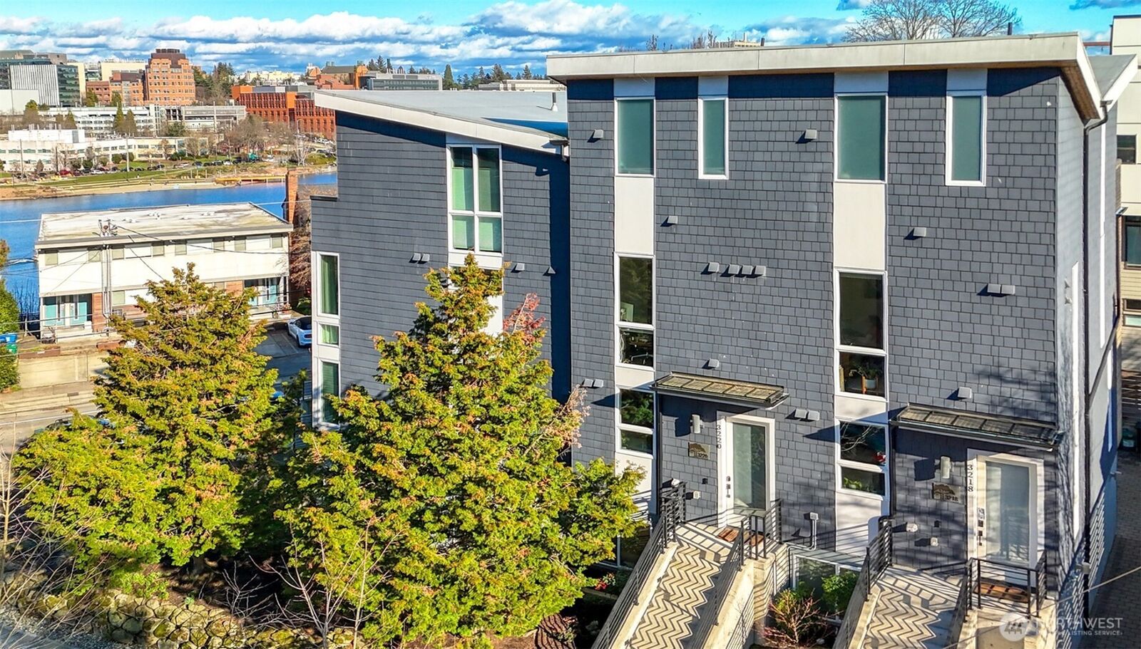 Property Photo:  3220  Franklin Avenue E  WA 98102 