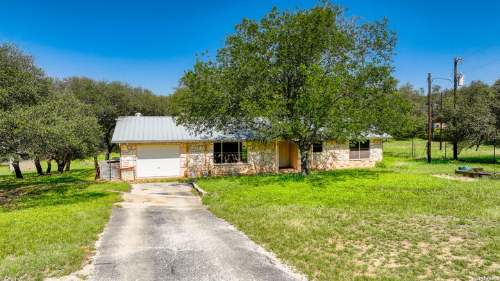 Property Photo: 101 Diamond J Rd S TX 78063