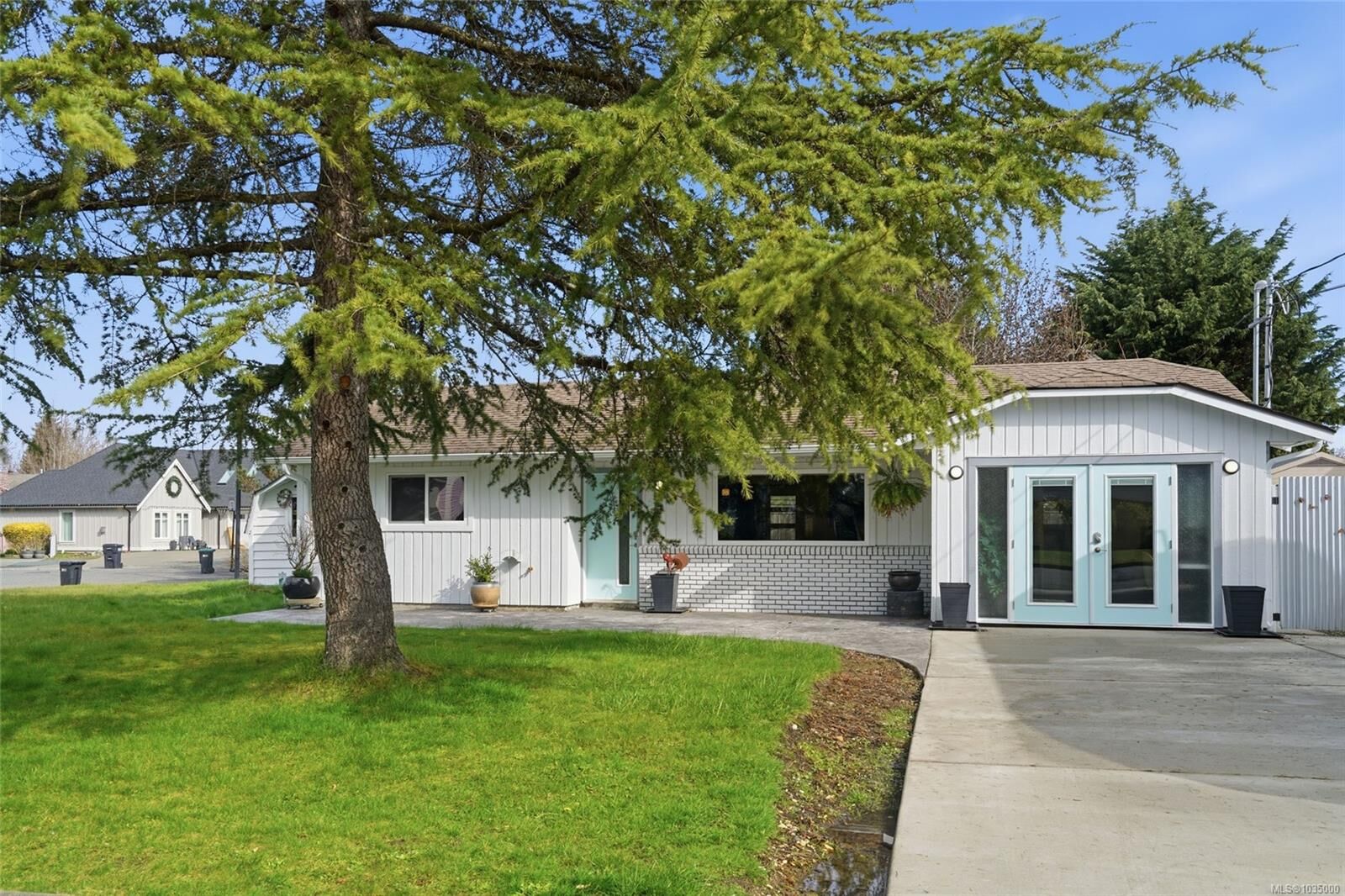 Property Photo:  668 Foster Dr  BC V9P 1A8 