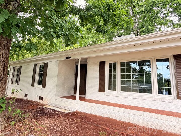Property Photo:  1409 Woodberry Road  NC 28212 