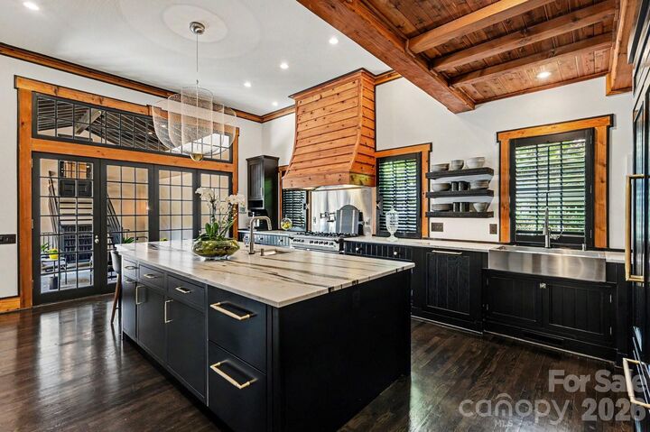 Property Photo:  1516 Queens Road W  NC 28207 