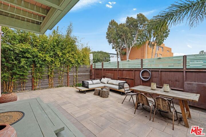 Property Photo:  621 Rose Ave  CA 90291 