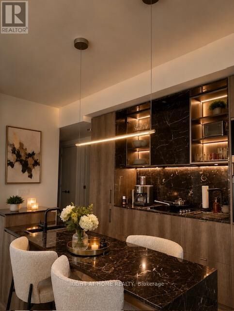 Property Photo:  11 Yorkville Avenue 1105  ON M4W 1L2 