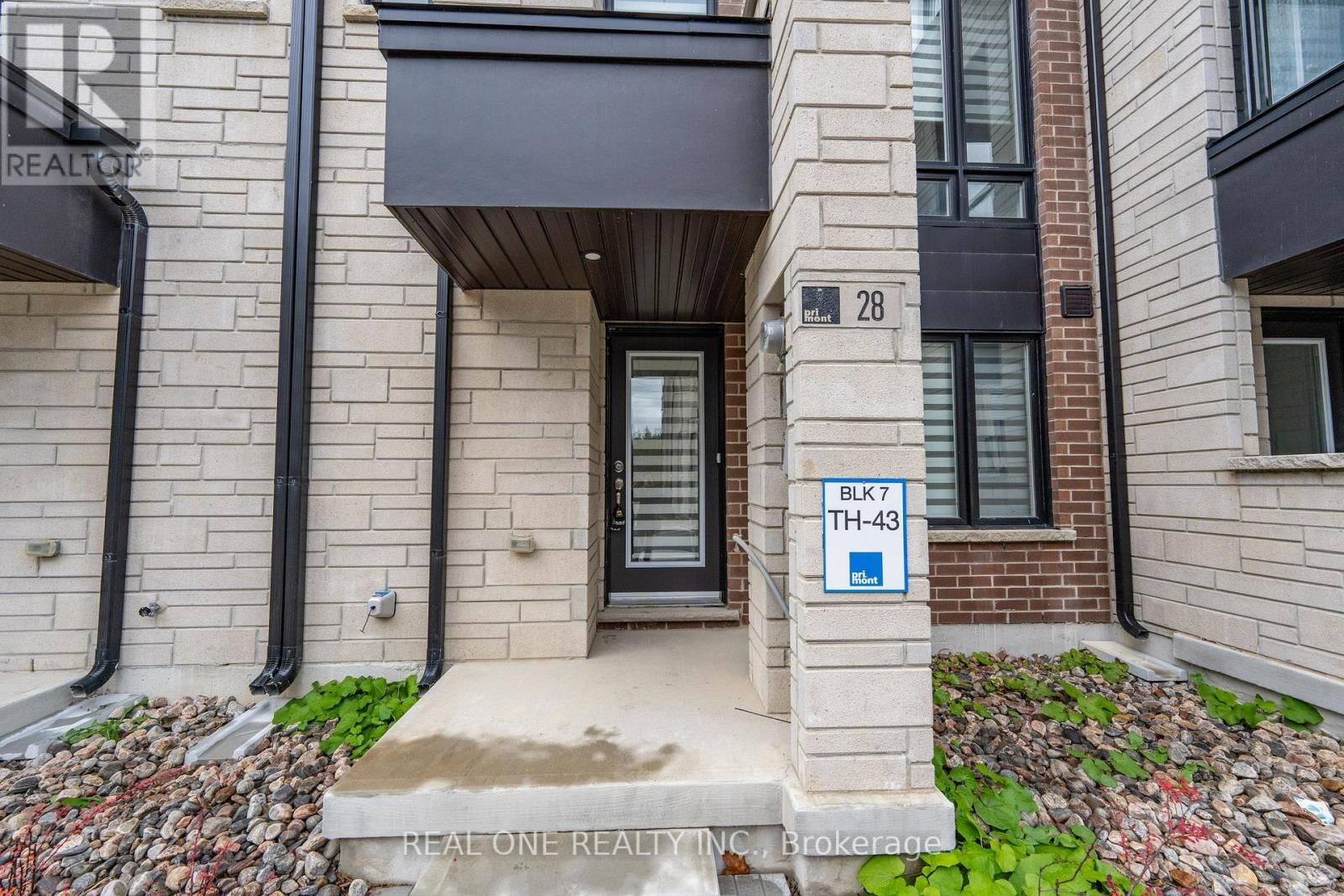 Property Photo:  28 Credit Lane  ON L4E 1G9 