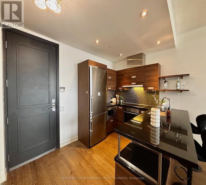 Property Photo:  90 Park Lawn Road 809  ON M8Y 3H8 