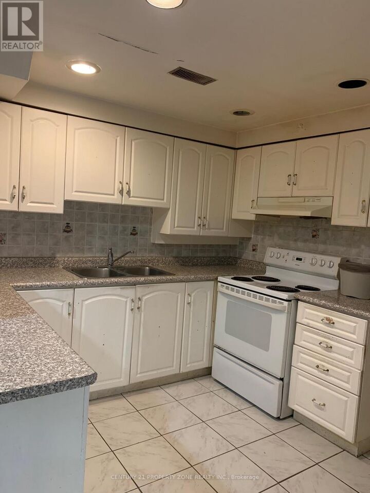 Property Photo:  6079 Tillsdown Drive  ON L5N 4P1 