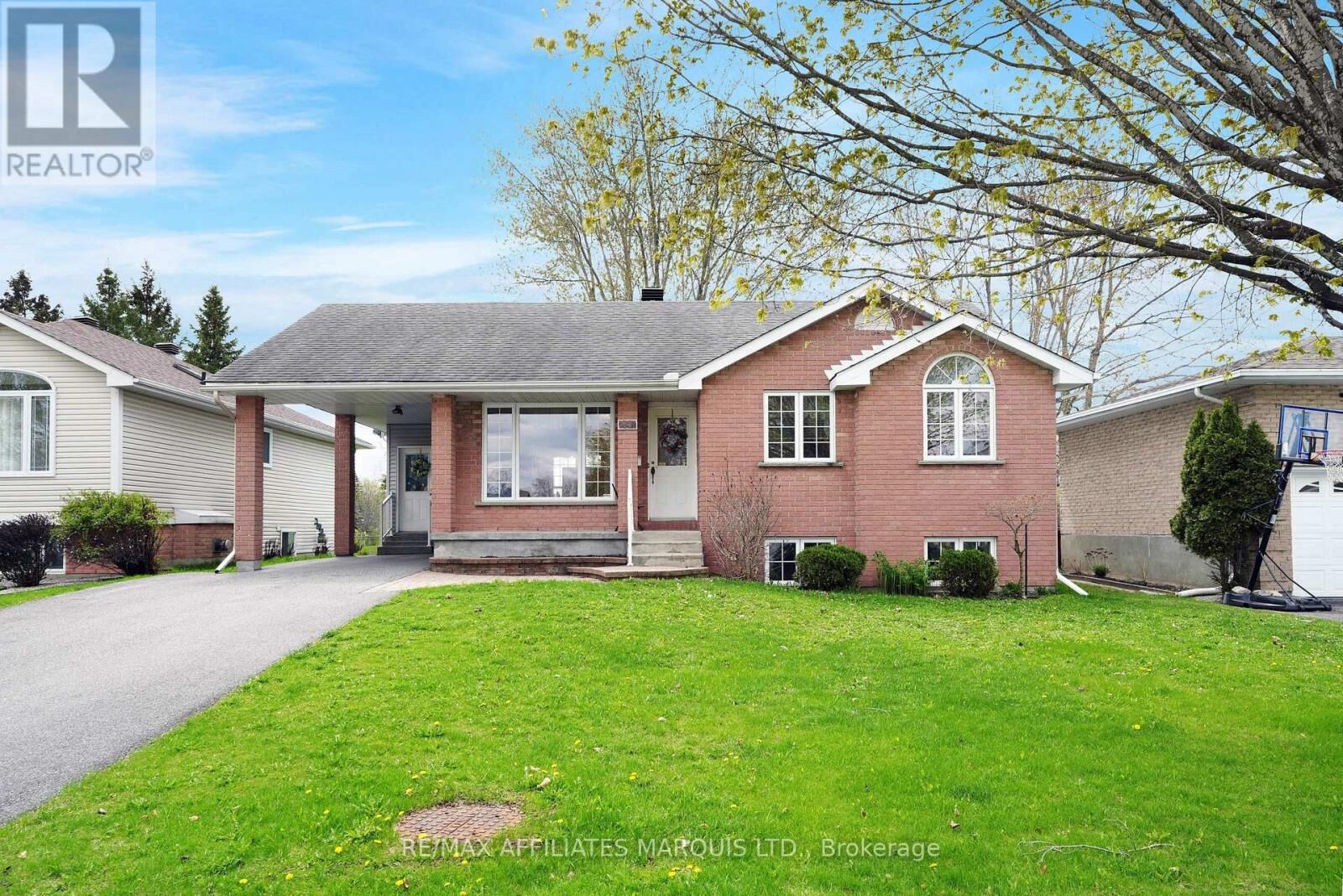 Property Photo:  297 Ivan Crescent  ON K6H 7C6 